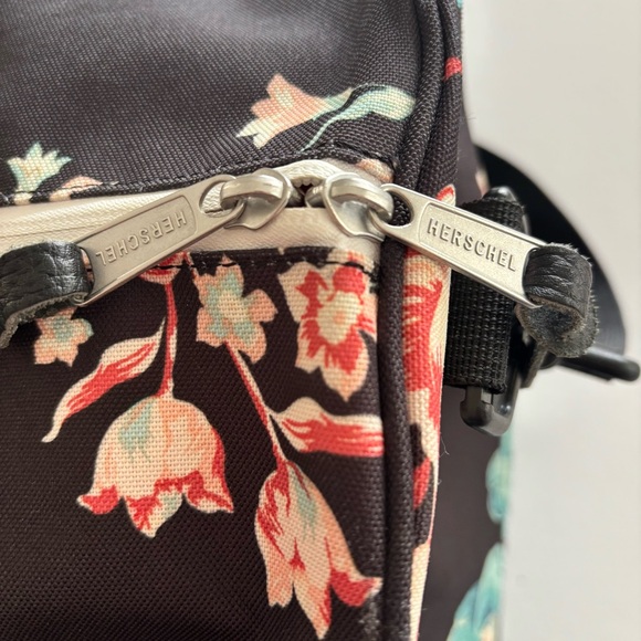Herschel Supply Co Floral Duffel Bag Travel Gym Weekender Bag - Picture 8 of 9